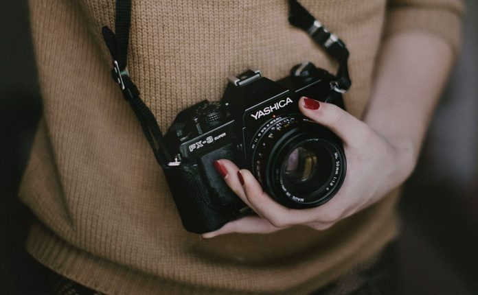 Bagaimana Cara Menghemat Baterai Kamera Saat Hunting Foto